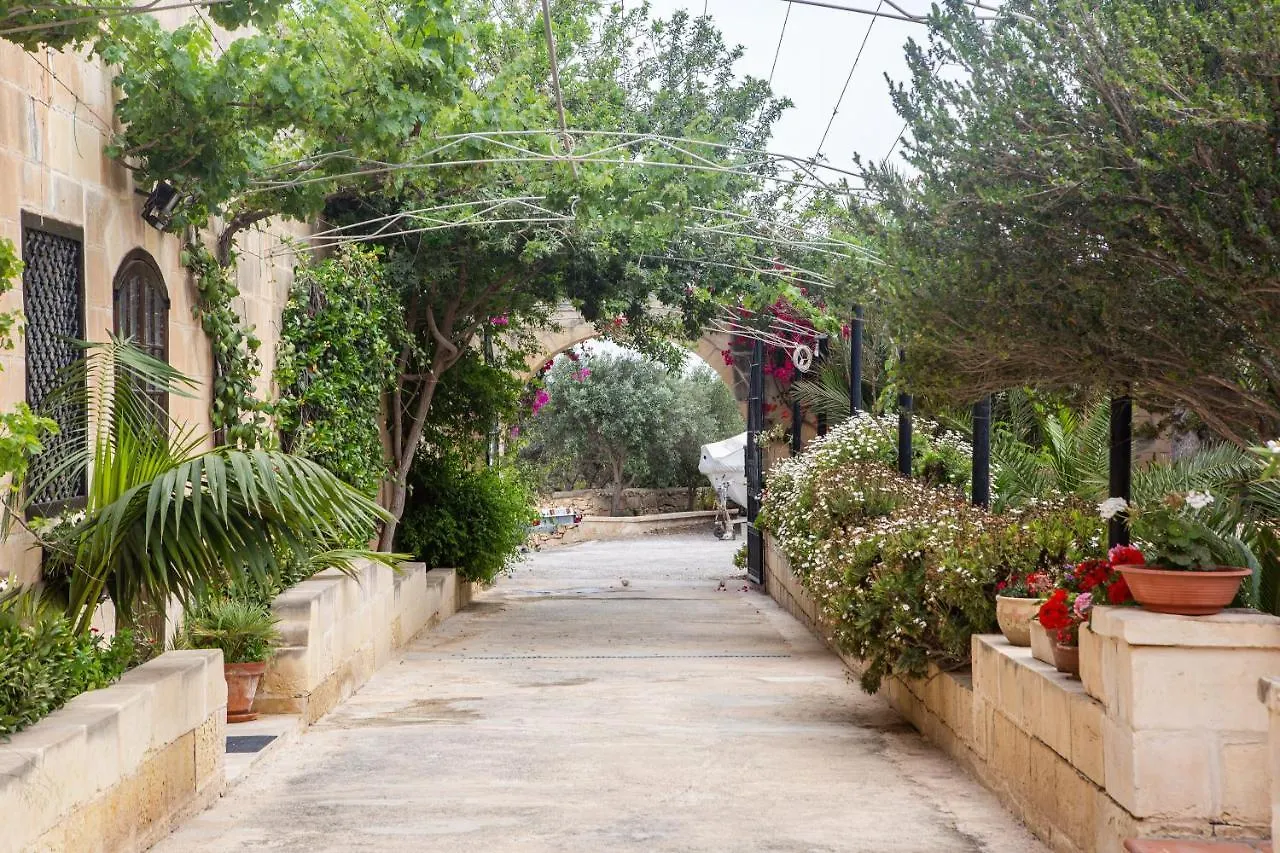 Ta' Bertu Host Family Bed & Breakfast Hal Far 2*,  Malta