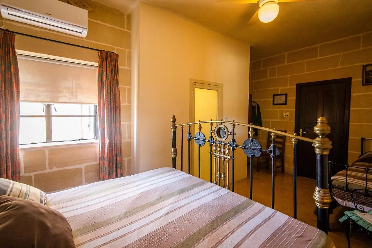 Ta' Bertu Host Family Bed & Breakfast Ħal Far 2*,